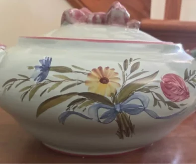 hrnec na polévku na stole