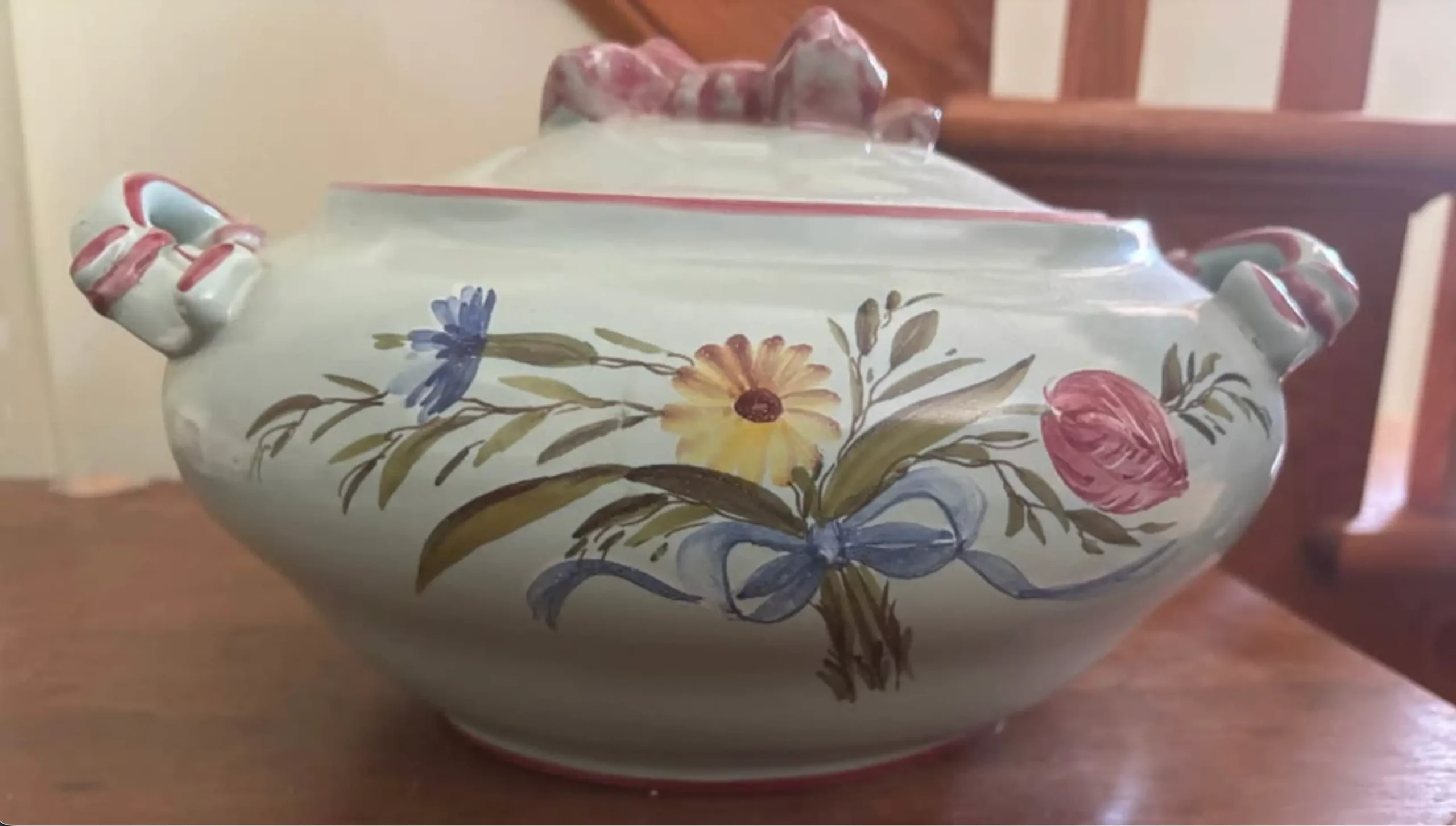 hrnec na polévku na stole