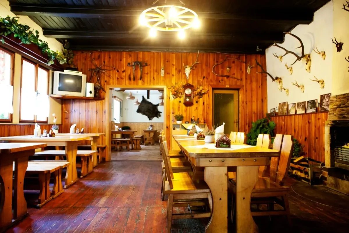 Česká hospoda s parožím.