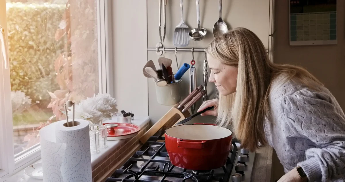 Žena, která vaří na sporáku.