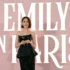 Lily Collins stojí u nápisu Emily in Paris.