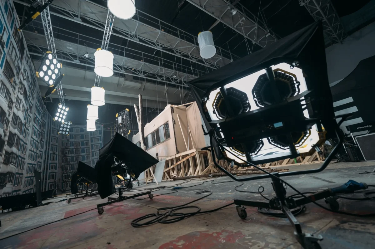 shutterstock_2509377155-2 | TVGURU.cz Osvícená scéna pro natáčení