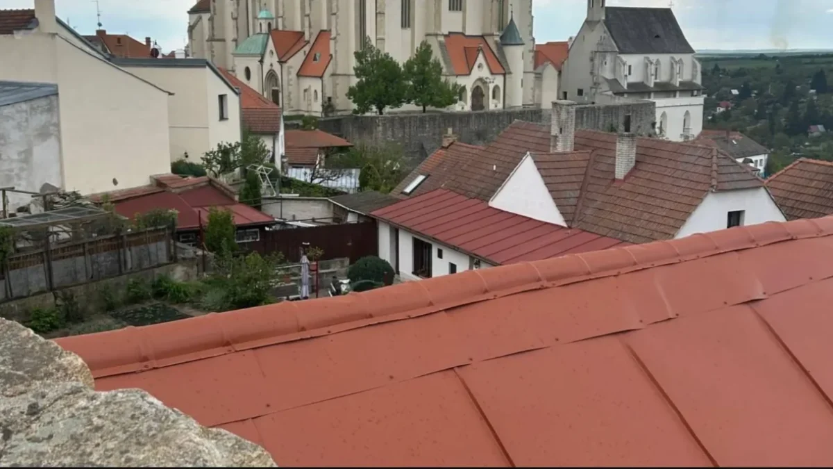 praha ze střechy budovy