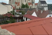 praha ze střechy budovy