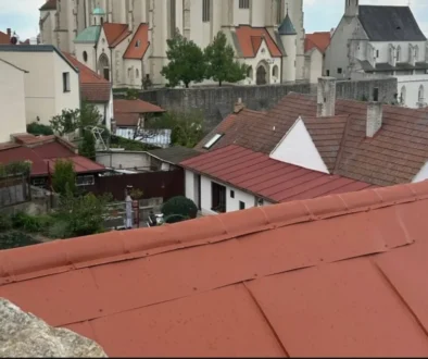 praha ze střechy budovy