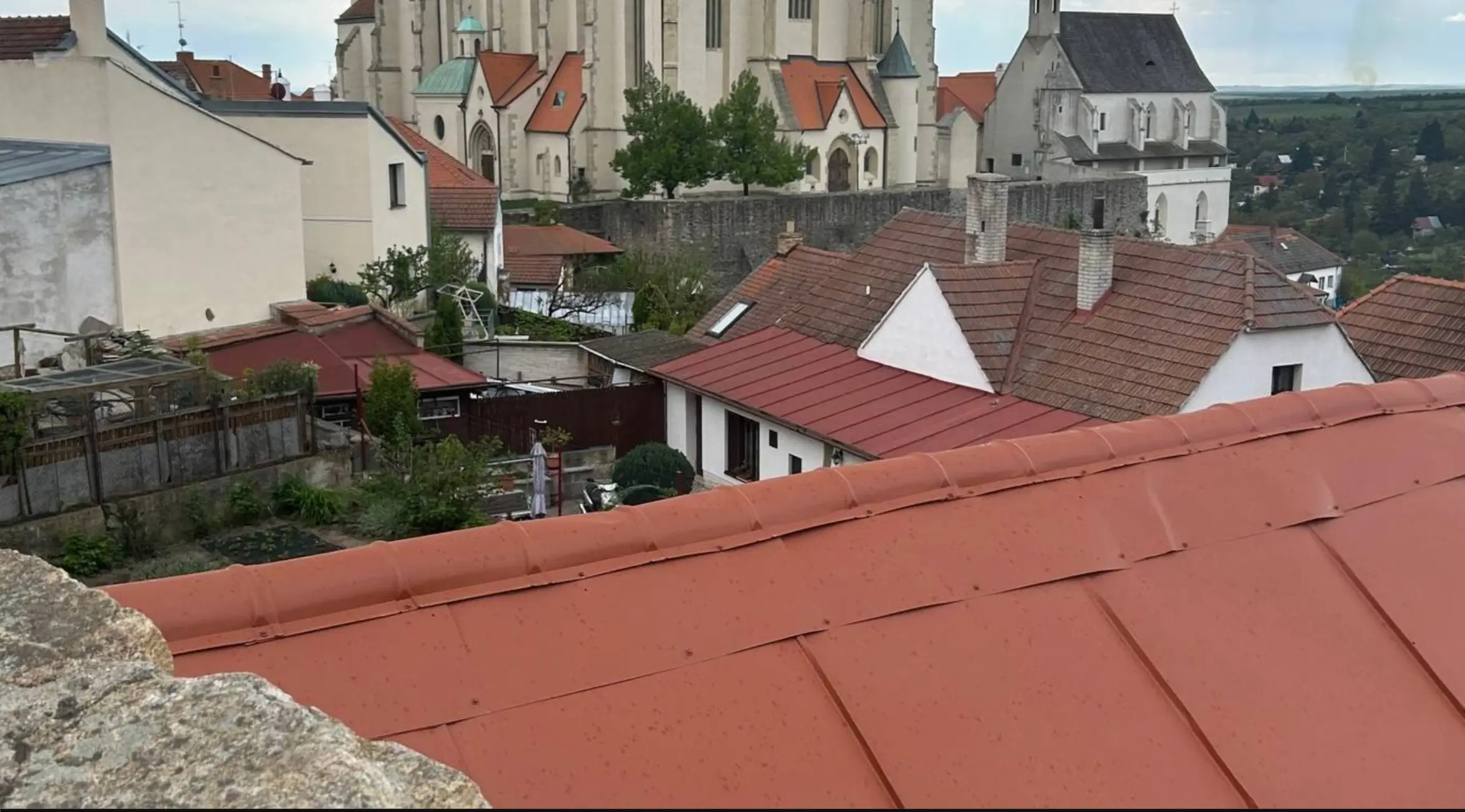 praha ze střechy budovy