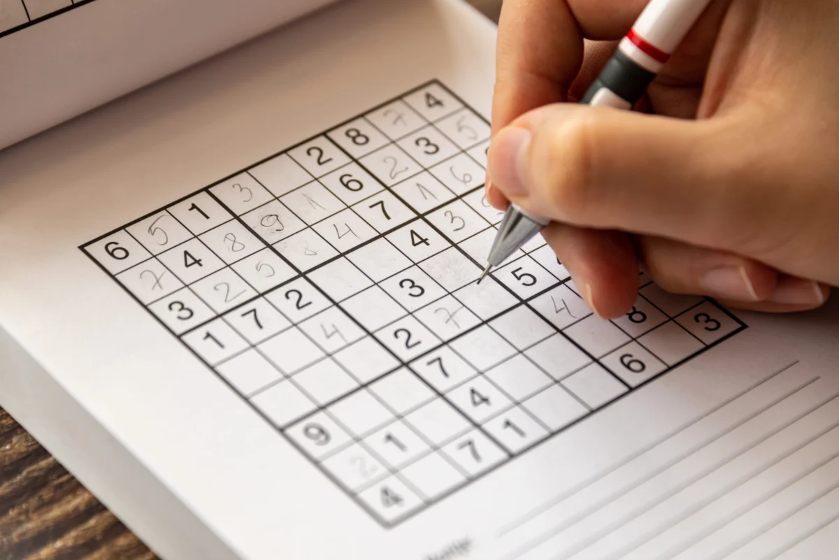 člověk luští sudoku