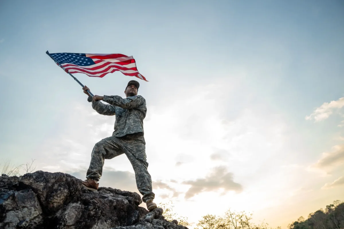 voják s americkou vlajkou
