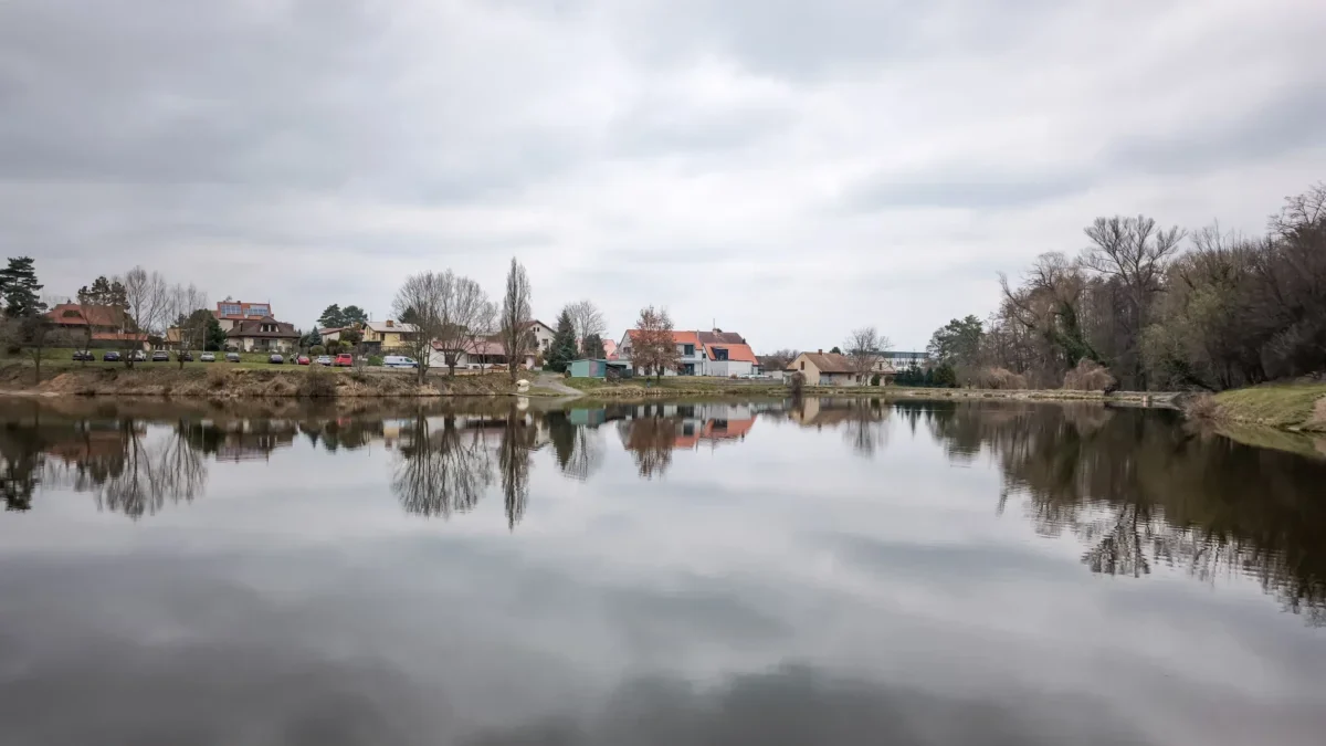 šedá obloha na vesnici