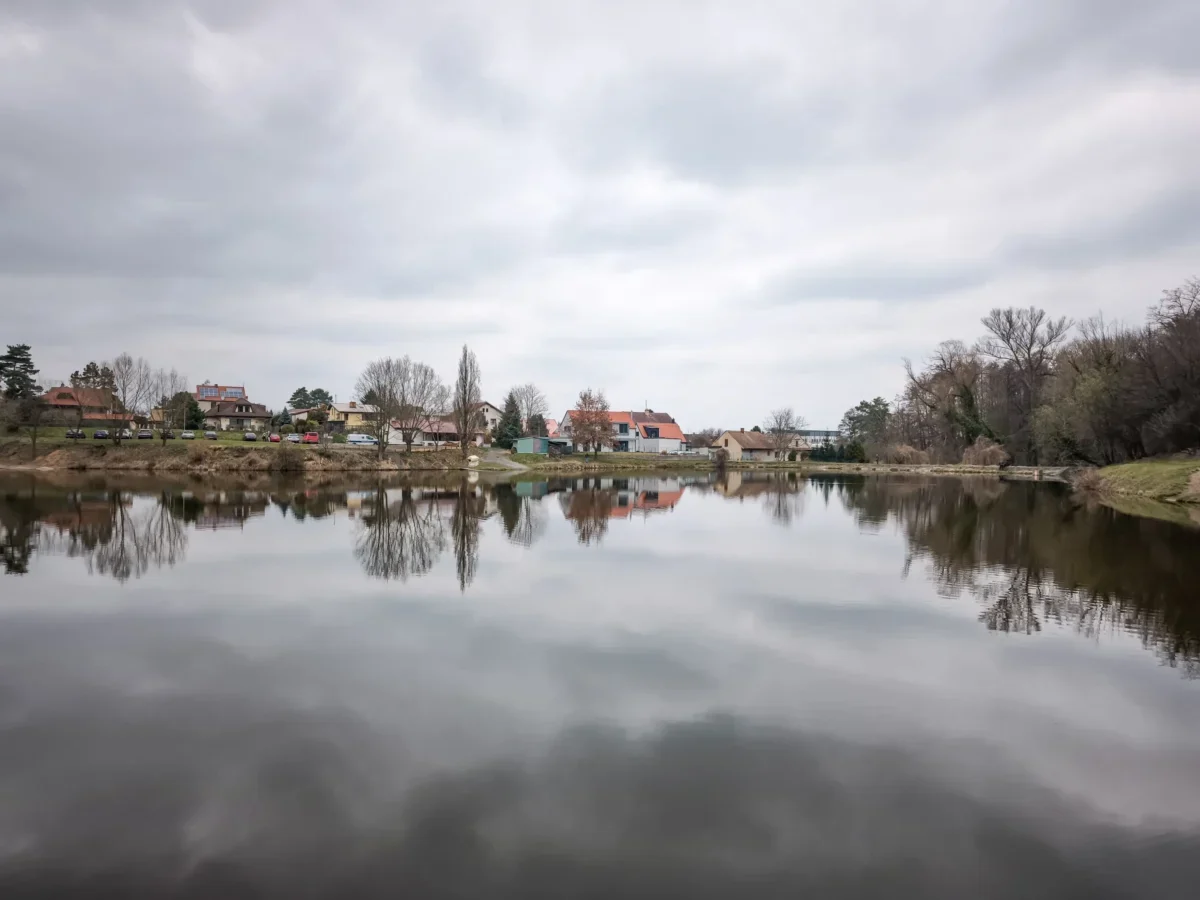 šedá obloha na vesnici