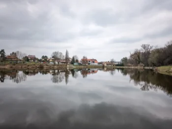 šedá obloha na vesnici