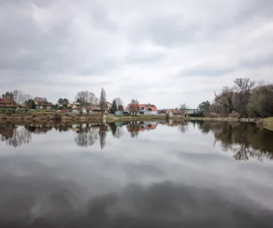 šedá obloha na vesnici