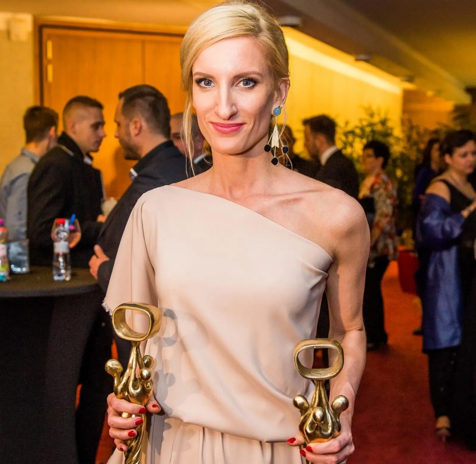 Adela Vinczeová ověnčená cenami | TVGURU.cz Adela Vinczeová ověnčená cenami