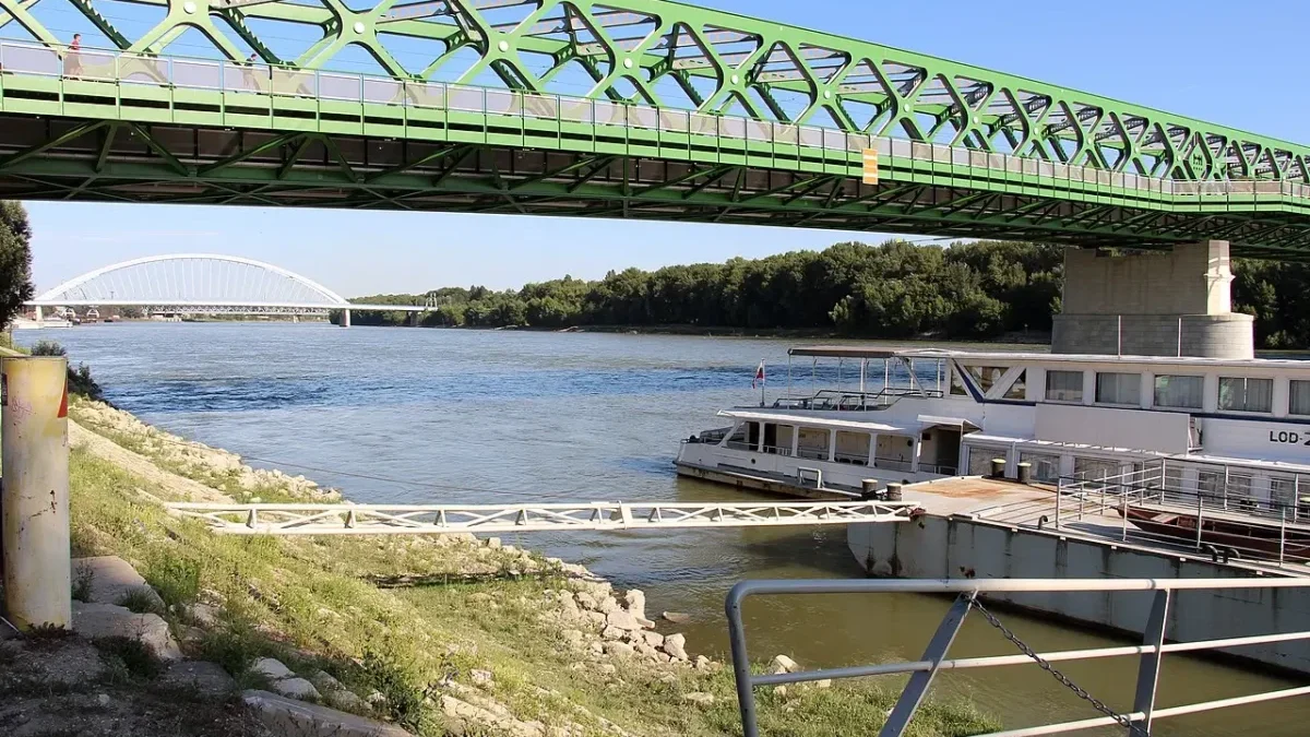 Bratislavský Starý most vedoucí přes Dunaj