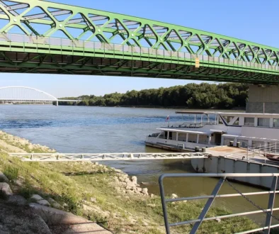 Bratislavský Starý most vedoucí přes Dunaj