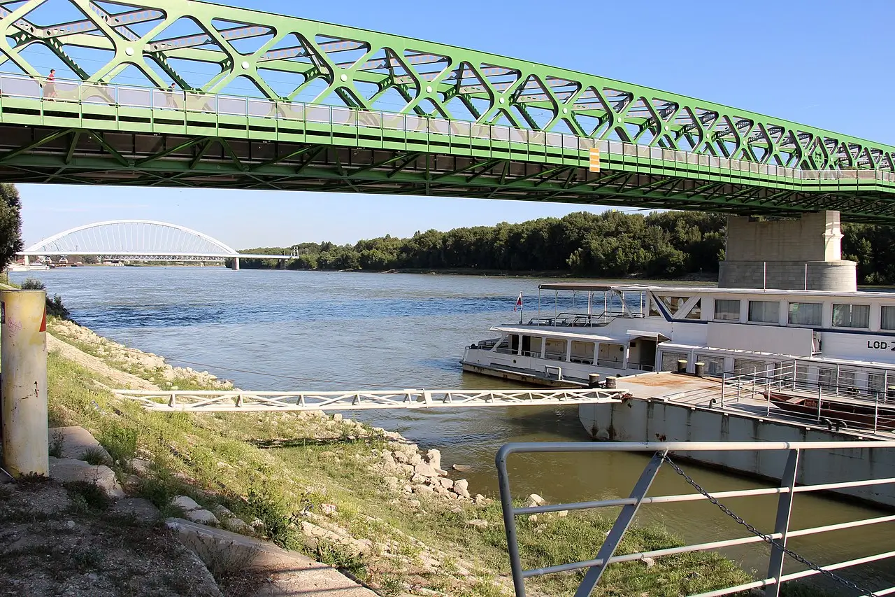 Bratislavský Starý most vedoucí přes Dunaj