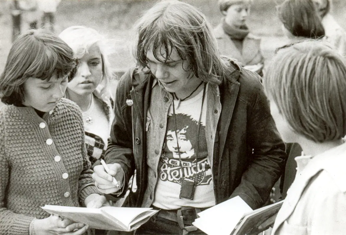 Jiří Schelinger rozdávající autogramy