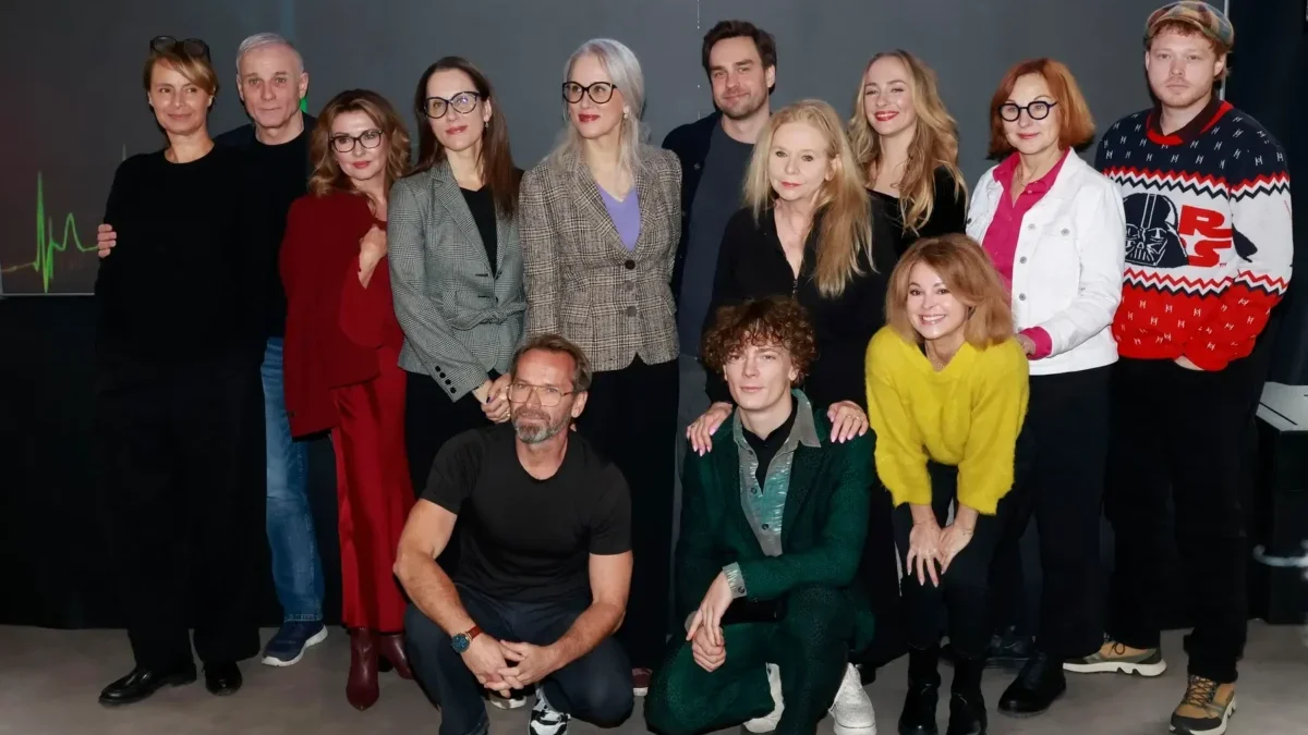 Lukáš Vaculík stojí mezi svými hereckými kolegy.