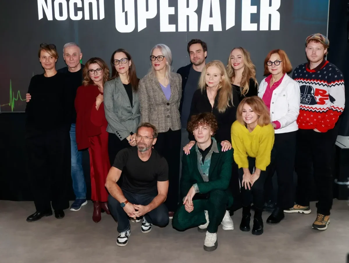 Lukáš Vaculík stojí mezi svými hereckými kolegy.