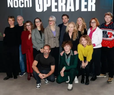 Lukáš Vaculík stojí mezi svými hereckými kolegy.