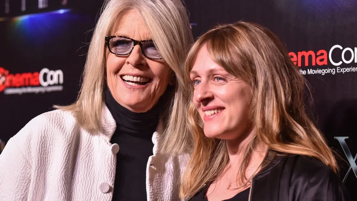 Diane Keaton stojí vedle jiné ženy.