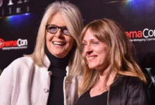 Diane Keaton stojí vedle jiné ženy.