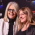 Diane Keaton stojí vedle jiné ženy.