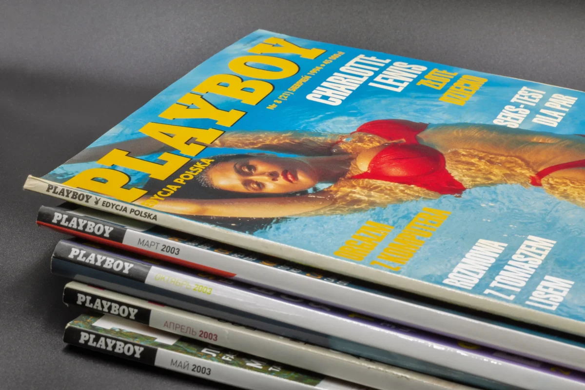 Na hromádce leží Playboy časopisy.