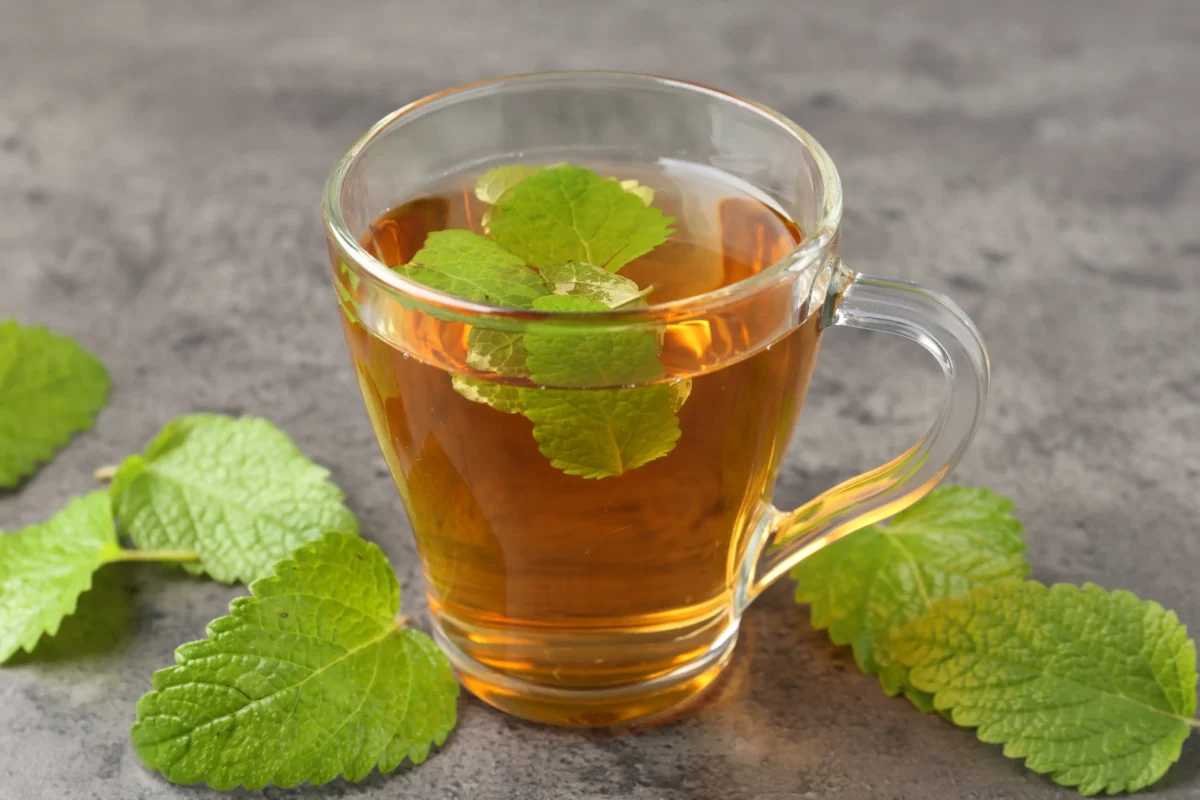 V hrnku je nalitý meruňkový čaj.