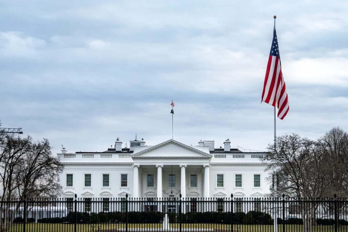 shutterstock_2727229637-2 | TVGURU.cz U Bílého domu vlaje americká vlajka.