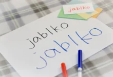 Na papíru je napsané slovo jablko.