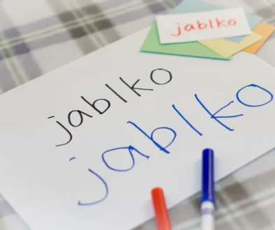 Na papíru je napsané slovo jablko.