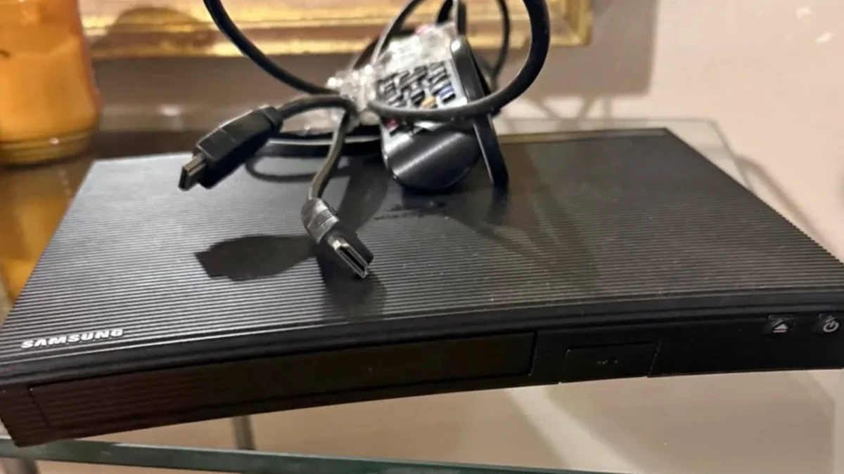 kabely od routeru na stole