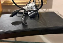 kabely od routeru na stole