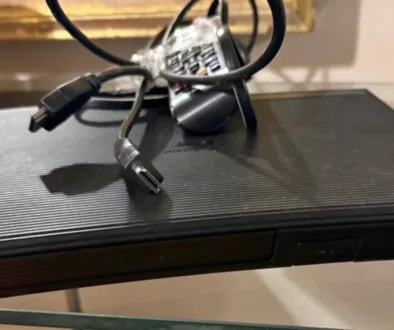 kabely od routeru na stole