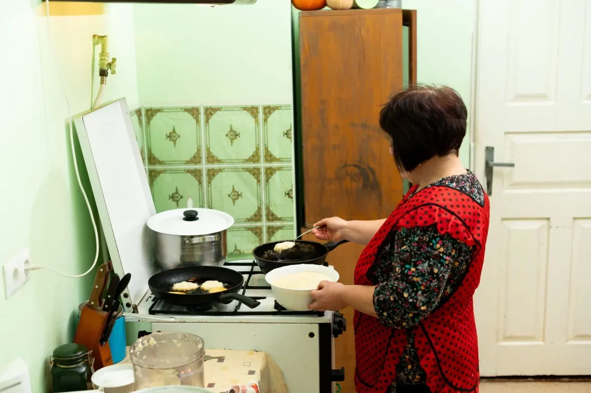 Babičky umí vyčarovat luxusní hostinu, i když spíž zeje prázdnotou. Zdroj: Shutterstock