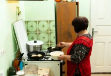 Babičky umí vyčarovat luxusní hostinu, i když spíž zeje prázdnotou. Zdroj: Shutterstock