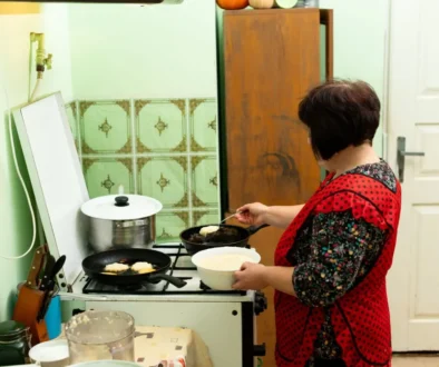 Babičky umí vyčarovat luxusní hostinu, i když spíž zeje prázdnotou. Zdroj: Shutterstock