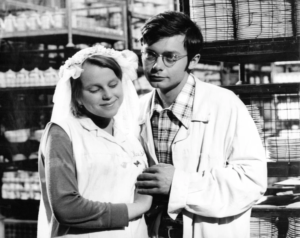 Materiál předmětu od babičky se objevuje i ve filmu Holky z porcelánu. Zdroj: Profimedia | TVGURU.cz Film Holky z porcelánu.