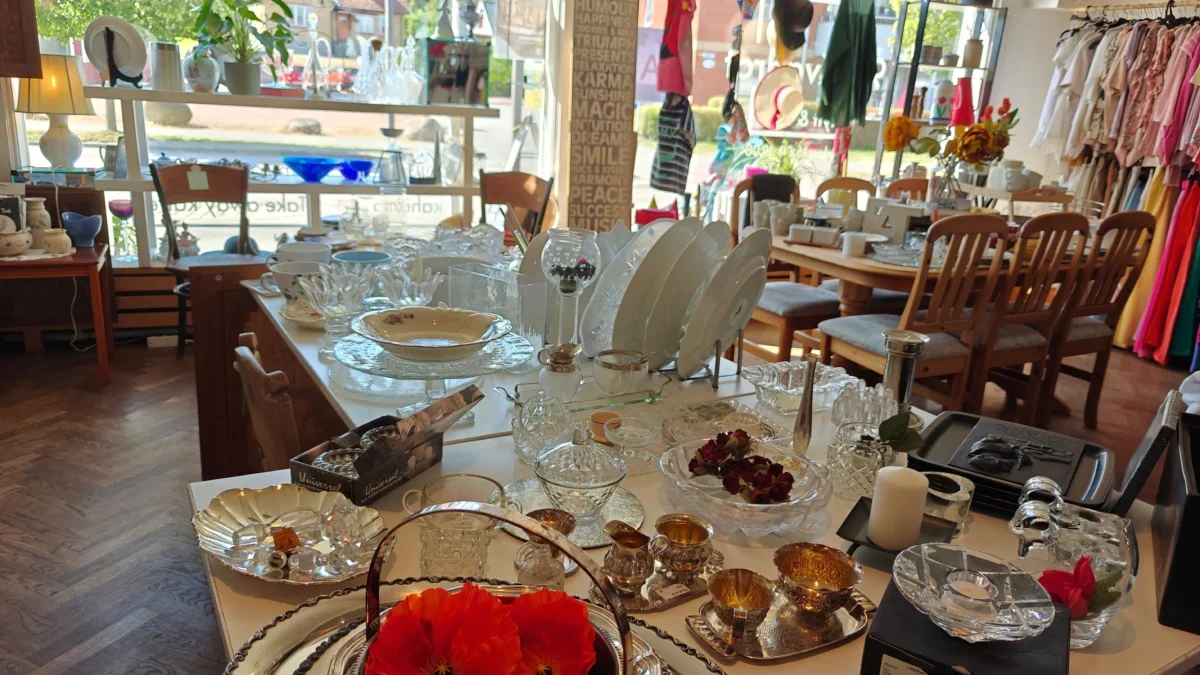 Prodej starého nádobí.