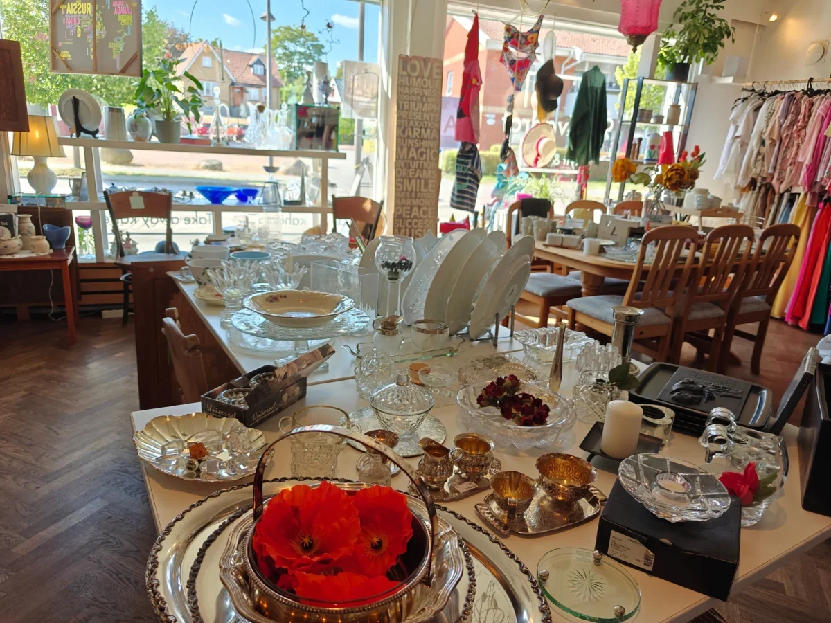 Prodej starého nádobí.