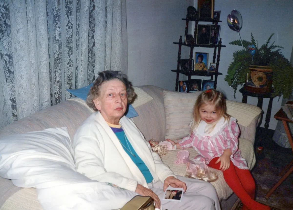 Mnoho z nás si myslí, že má babička v kuchyni poklad. Zdroj: Shutterstock | TVGURU.cz Babička s vnučkou na gauči.