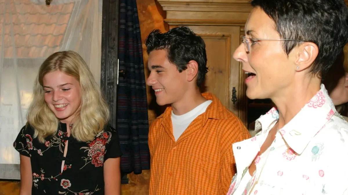 Vojtěch Kotek stojí mezi dvěma ženami.