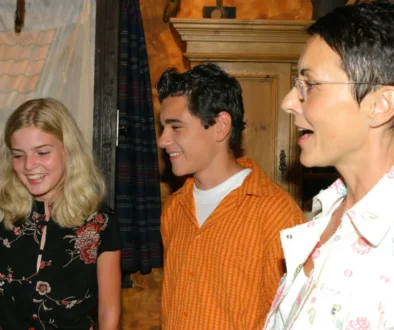 Vojtěch Kotek stojí mezi dvěma ženami.