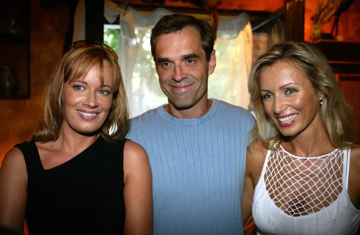 Herci z Pojišťovny štěstí stojí vedle sebe. 