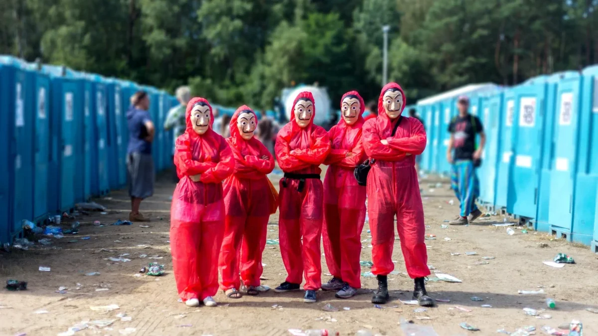 Lidé jsou oblečení podle seriálu Papírový dům.