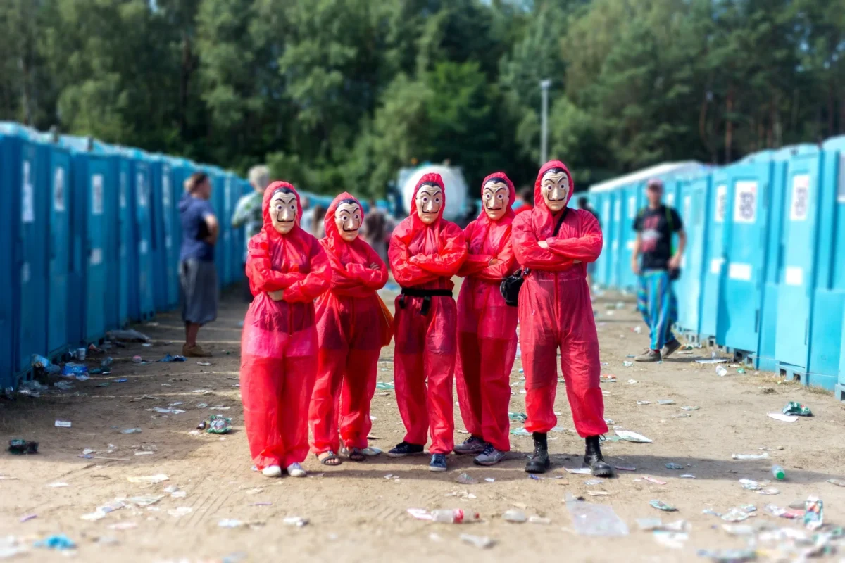 Lidé jsou oblečení podle seriálu Papírový dům.