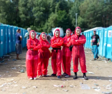 Lidé jsou oblečení podle seriálu Papírový dům.