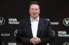 Elon Musk mluví.