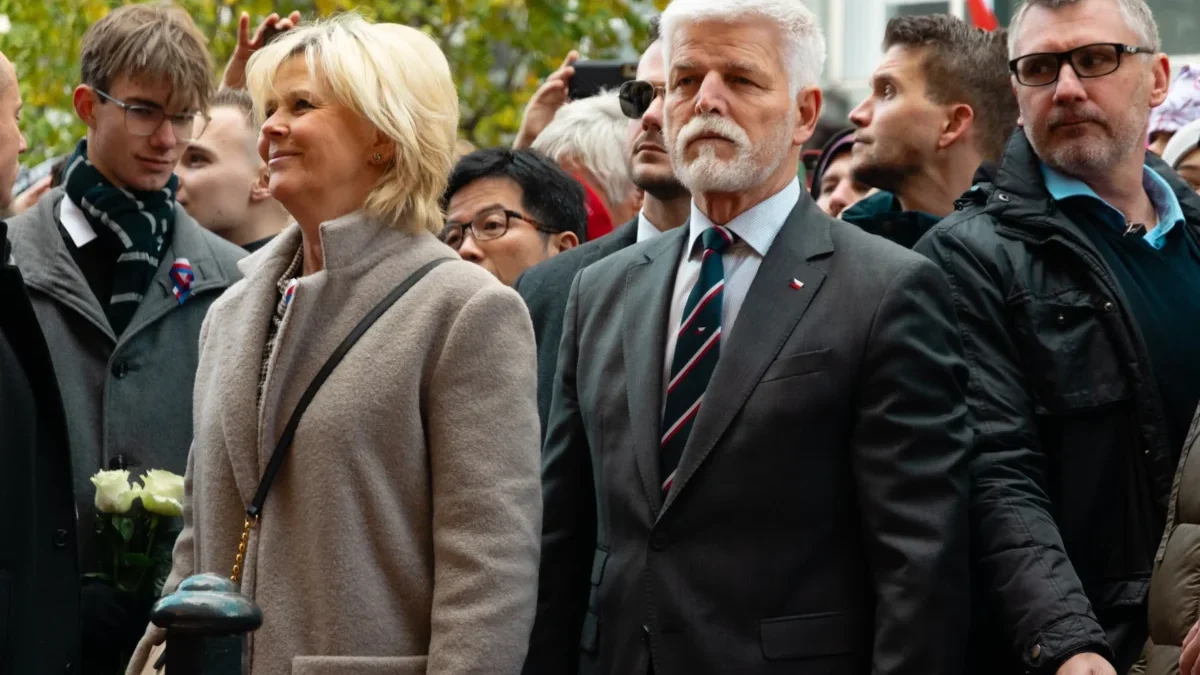Prezident Petr Pavel stojí vedle své manželky.